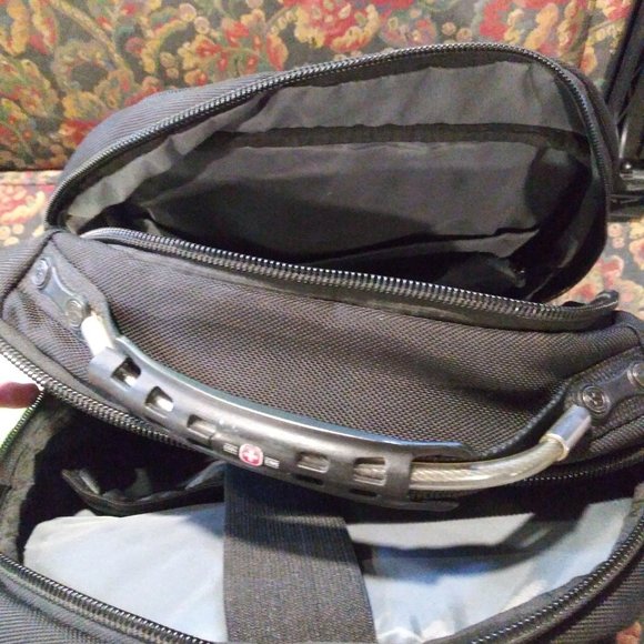 TWO items ideal for HIKERS and or BIKERS :   Backpack & fannypack - Picture 3 of 6